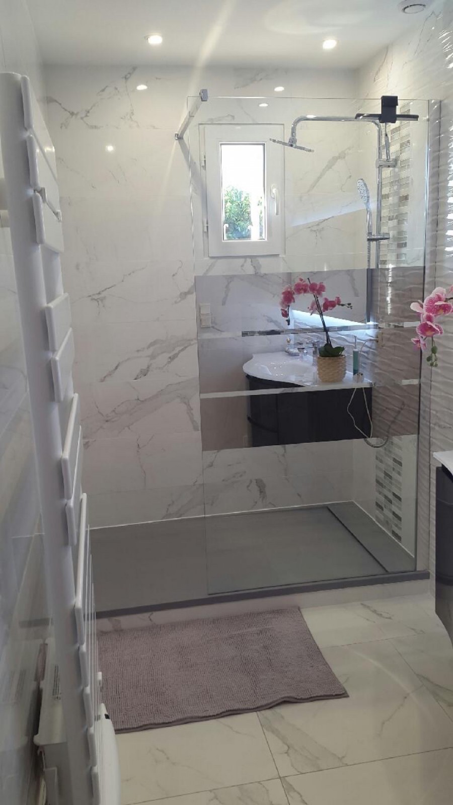 Réalisation de la pose d’un carrelage pour salle de bain pour une maison moderne à Marignane