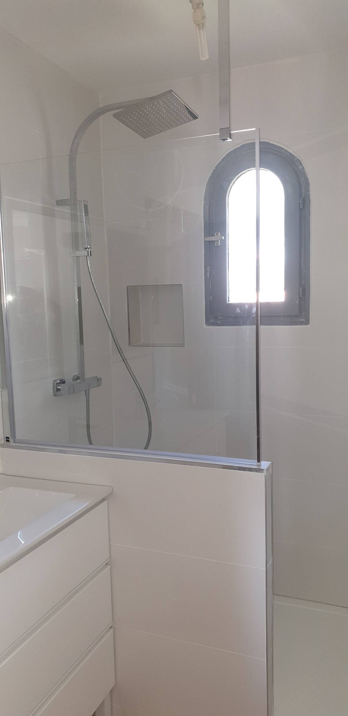 Carrelage salle de bain ceramique Cifre 30X90 blanc mat posé dans une villa à Marseille