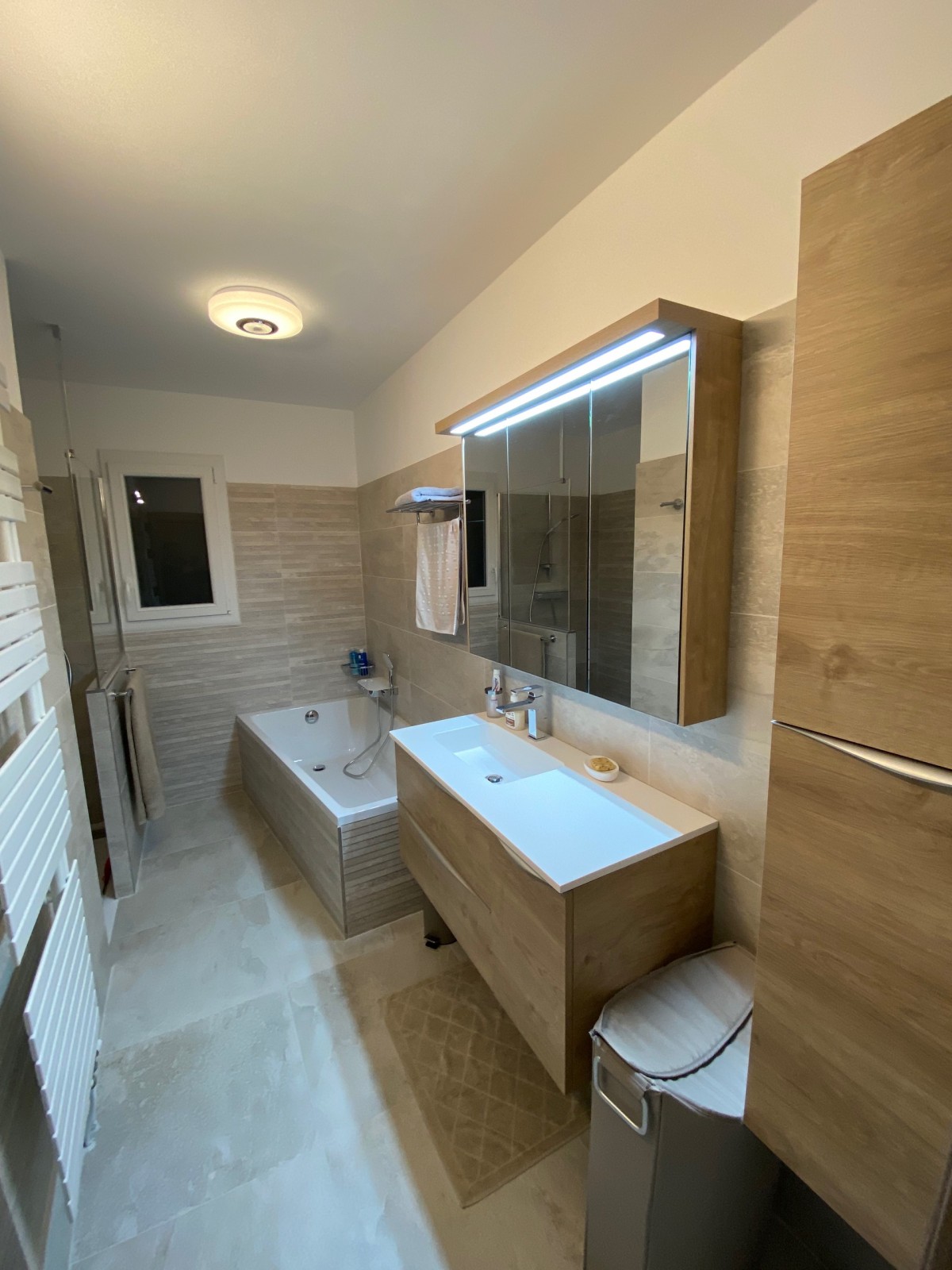 Vente et pose d’un carrelage effet pierre série Nature  pour salle de bain avec installation de meubles pour une maison sur Carry le rouet