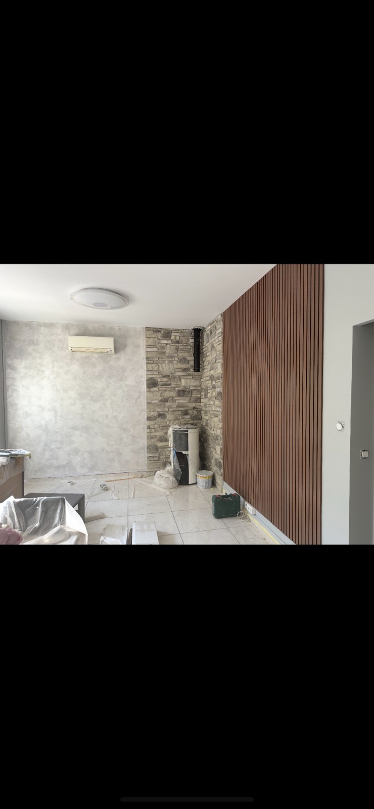 Vente et pose d'un revêtement mural intérieur PVC imitation bois et pierre de Biopietra à Marignane