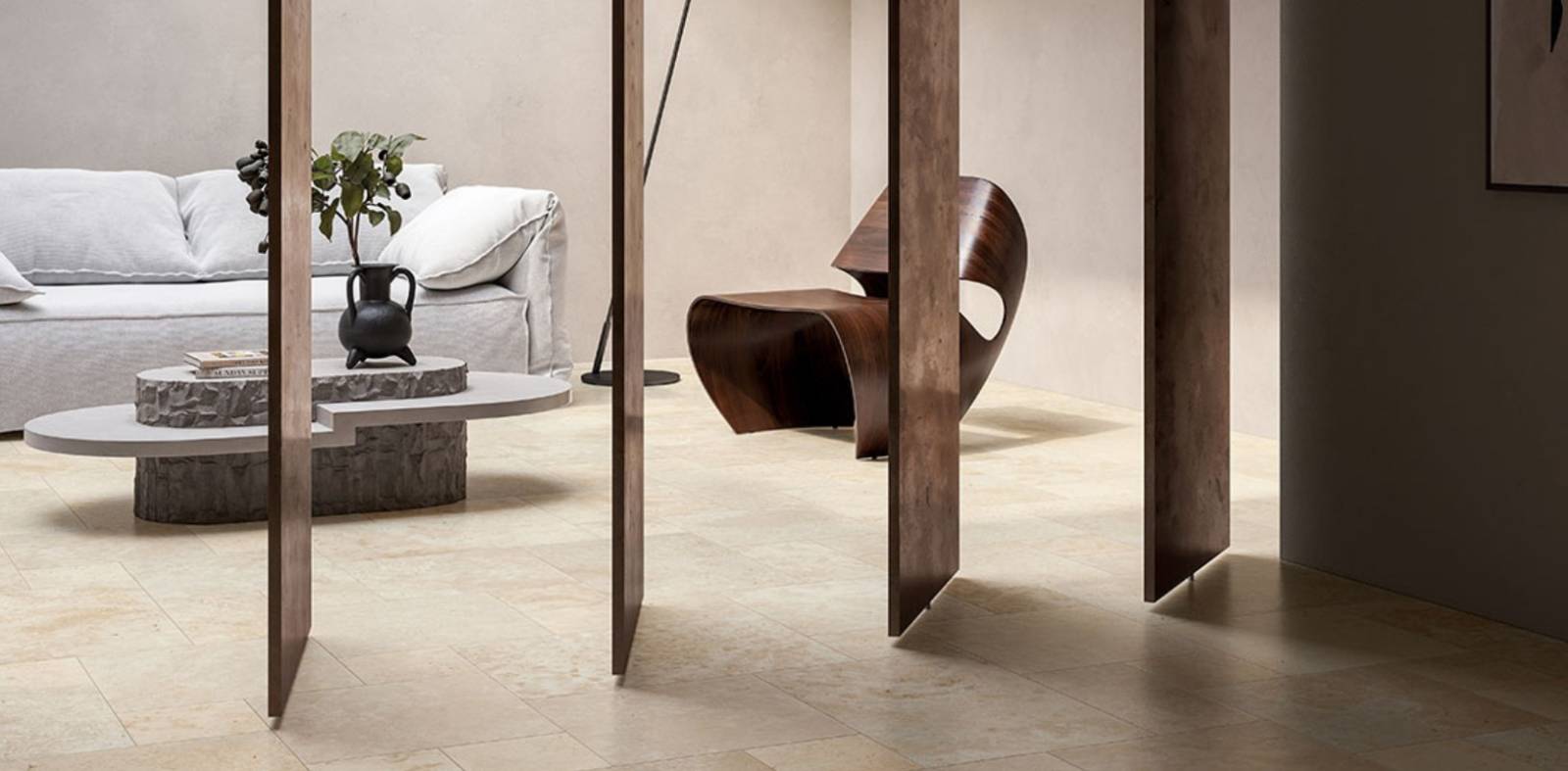 Carrelage grès cérame imitation travertin multi formats installé dans un salon