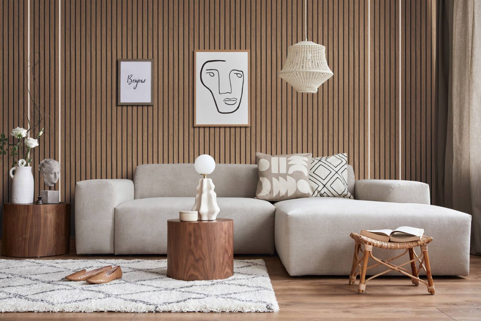 Revêtement mural PVC imitation bois Ecowood WPC installé dans un salon moderne