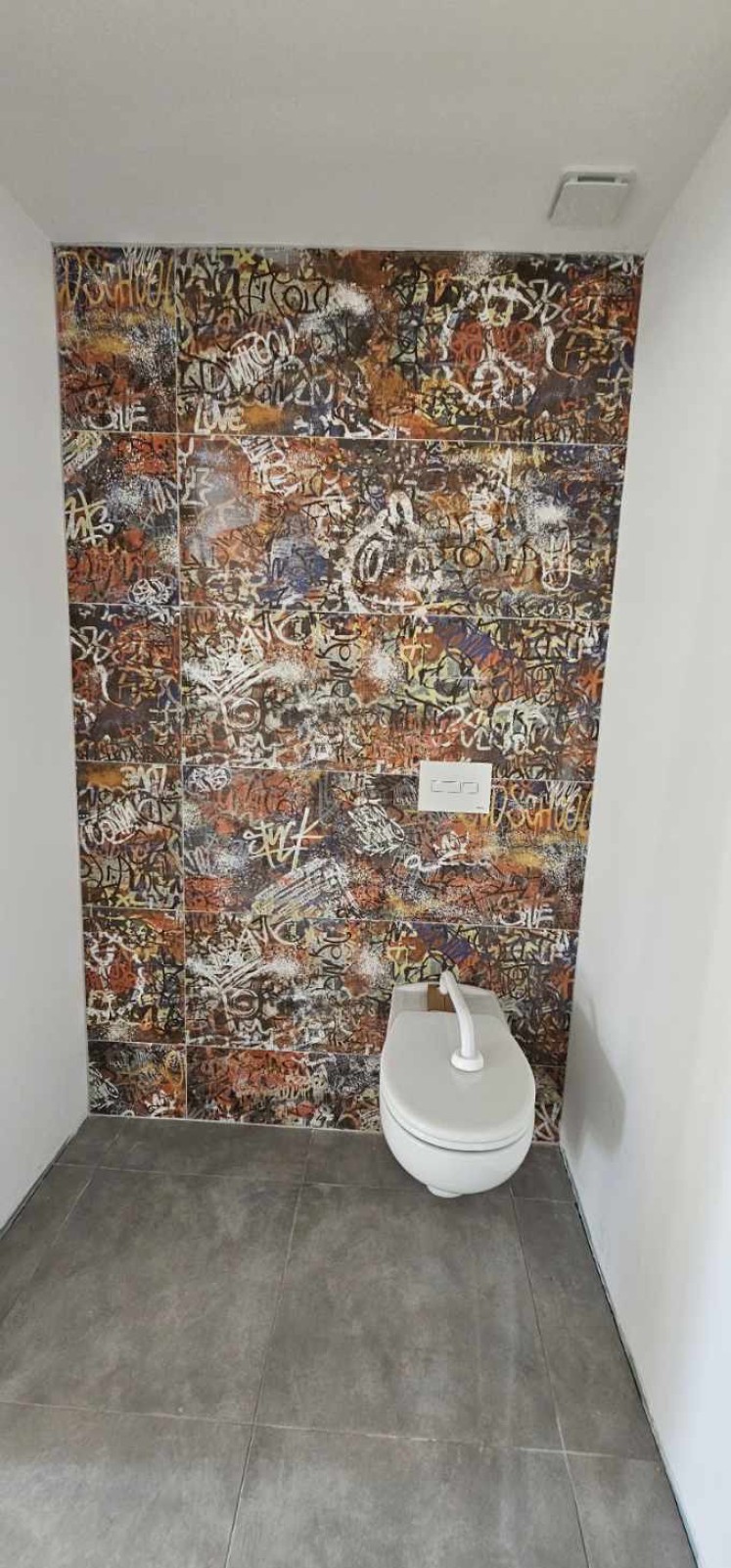 Vente et pose de carrelage Pop Art de chez Aparici pour des toilettes à Venelles