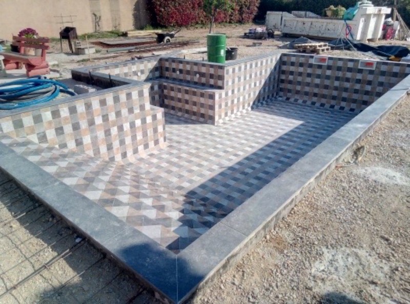 Piscine type Bali réalisée sur Velaux.