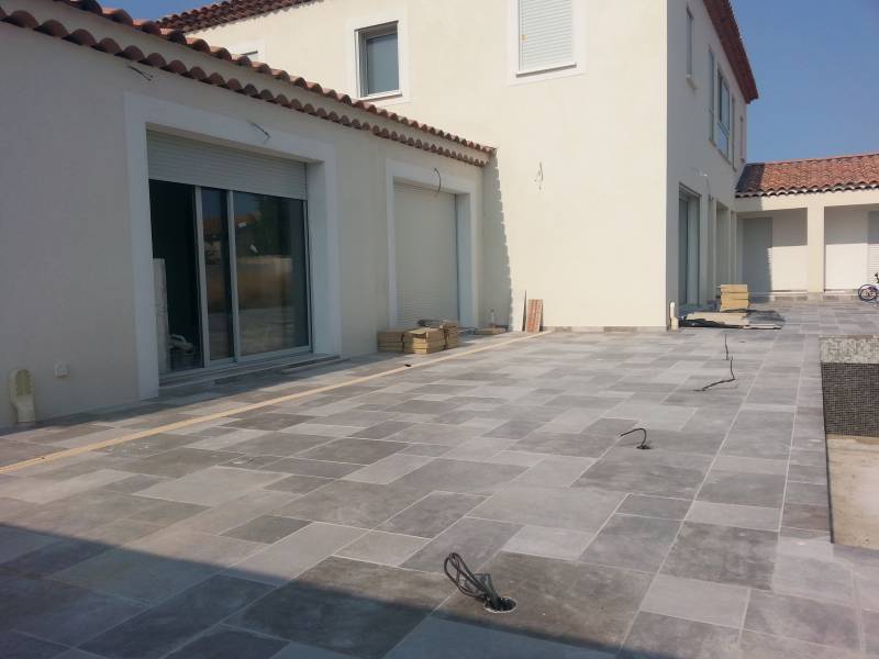 Installation d’un carrelage pour terrasse en multiformats modèle Panthéon sur Saint Victoret