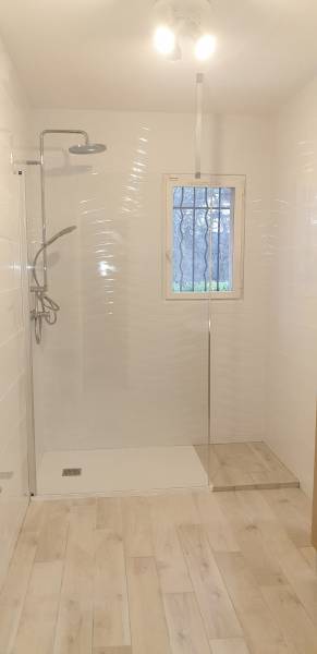 Carrelage imitation parquet couleur chêne naturel posée à Marignane