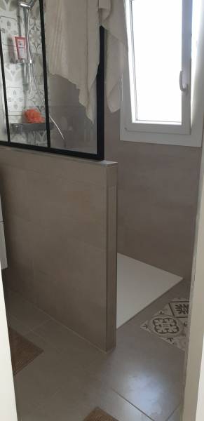 Carrelage et meubles de salle de bain Coycama pour une villa sur Gignac La Nerthe