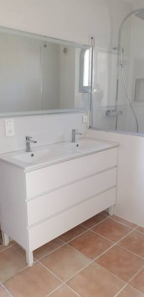 Carrelage salle de bain ceramique Cifre 30X90 blanc mat posé dans une villa à Marseille
