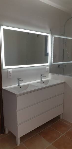 Carrelage salle de bain ceramique Cifre 30X90 blanc mat posé dans une villa à Marseille