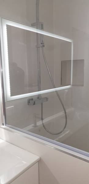 Carrelage salle de bain ceramique Cifre 30X90 blanc mat posé dans une villa à Marseille