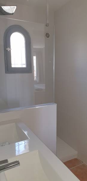 Carrelage salle de bain ceramique Cifre 30X90 blanc mat posé dans une villa à Marseille