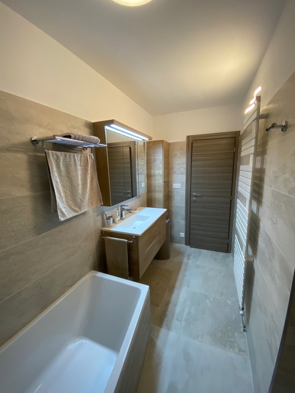 Vente et pose d’un carrelage effet pierre série Nature  pour salle de bain avec installation de meubles pour une maison sur Carry le rouet