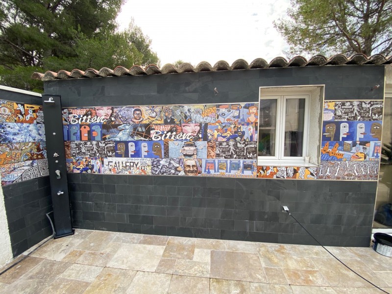 Vente d’un carrelage en travertin et d’un carrelage original style graffiti pour decor d’un mur  pour une maison près Aix-en-Provence
