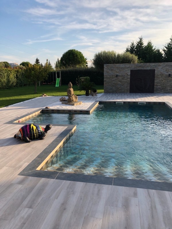 Vente d’un carrelage pour extérieur et contour de piscine en imitation bois modèle format 20 par 100 et margelles sur mesure pour une maison à Sausset Les Pins