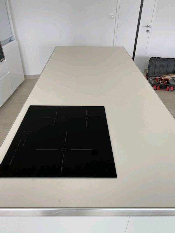 Vente d'un carrelage contemporain100 x 300 blanc mat pour plan de travail et crédence de cuisine pour une maison sur Cabriès