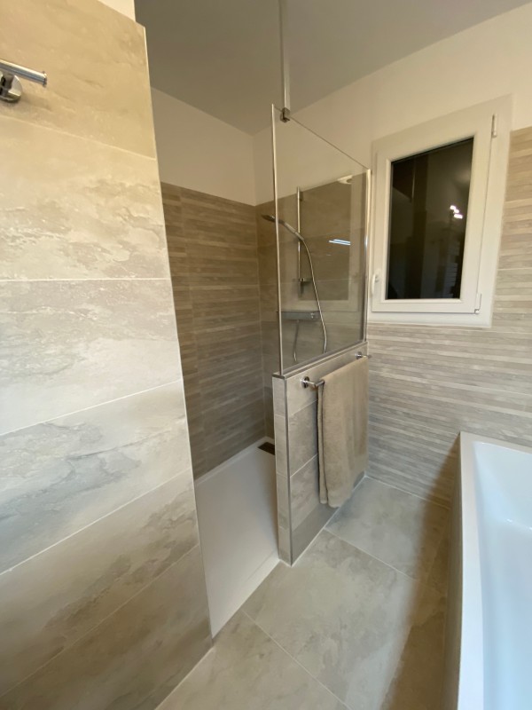Vente et pose d’un carrelage effet pierre série Nature  pour salle de bain avec installation de meubles pour une maison sur Carry le rouet