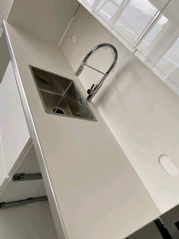 Vente d'un carrelage contemporain100 x 300 blanc mat pour plan de travail et crédence de cuisine pour une maison sur Cabriès