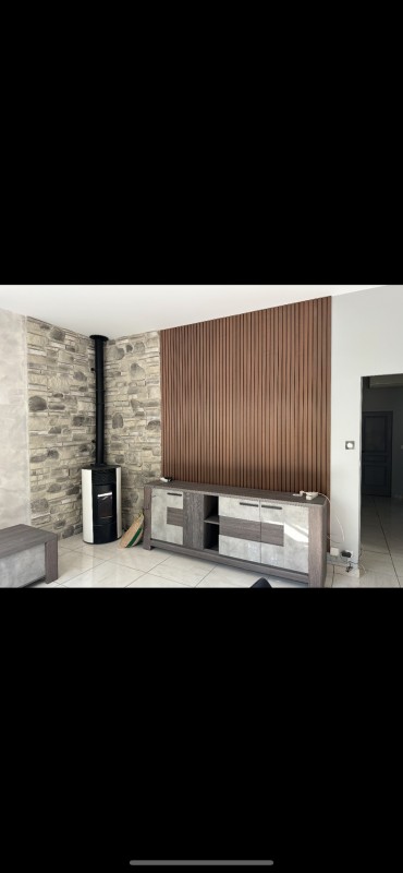 Vente et pose d'un revêtement mural intérieur PVC imitation bois et pierre de Biopietra à Marignane