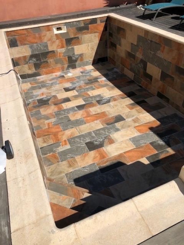 Pose et vente d’un carrelage extérieur pour piscine modèle Bali à Rognac dans les Bouches-du-Rhône