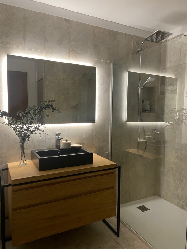 Carrelage effet béton modèle Portland pour salle de bain réalisé pour un client de Ventabren.