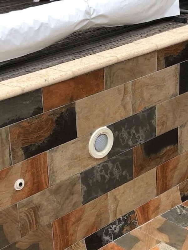 Pose et vente d’un carrelage extérieur pour piscine modèle Bali à Rognac dans les Bouches-du-Rhône