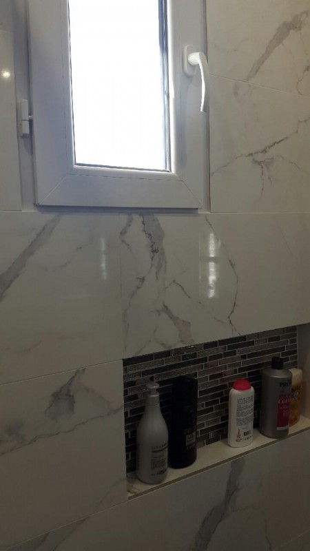 Réalisation de la pose d’un carrelage pour salle de bain pour une maison moderne à Marignane