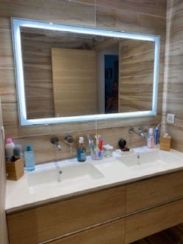 Pose d’un carrelage dans une salle de bain imitation bois sur Carry le Rouet