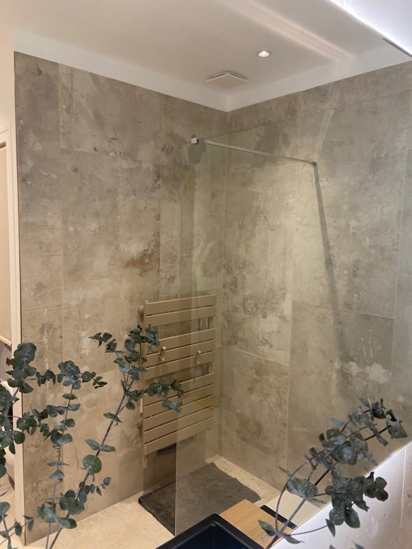 Carrelage effet béton modèle Portland pour salle de bain réalisé pour un client de Ventabren.