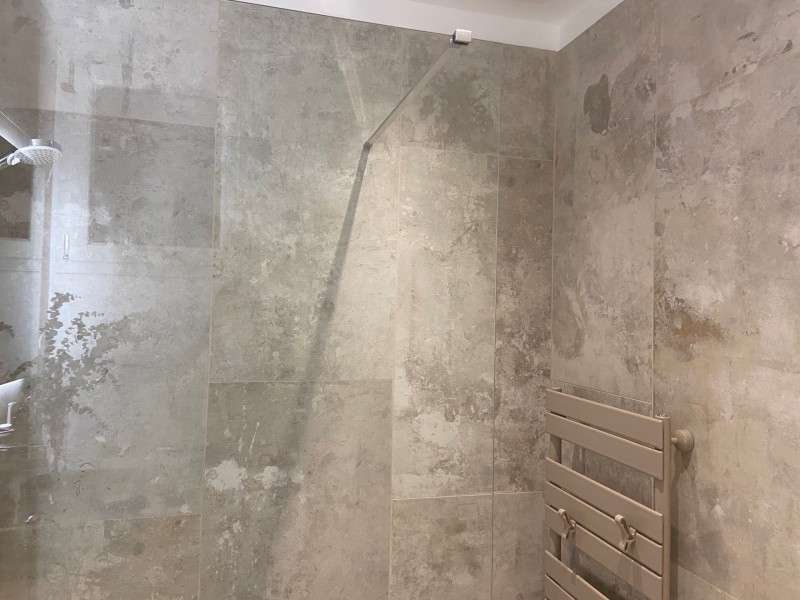 Carrelage effet béton modèle Portland pour salle de bain réalisé pour un client de Ventabren.