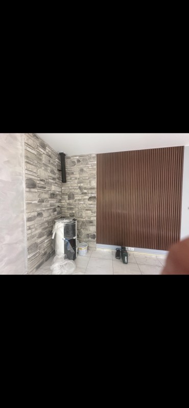 Vente et pose d'un revêtement mural intérieur PVC imitation bois et pierre de Biopietra à Marignane