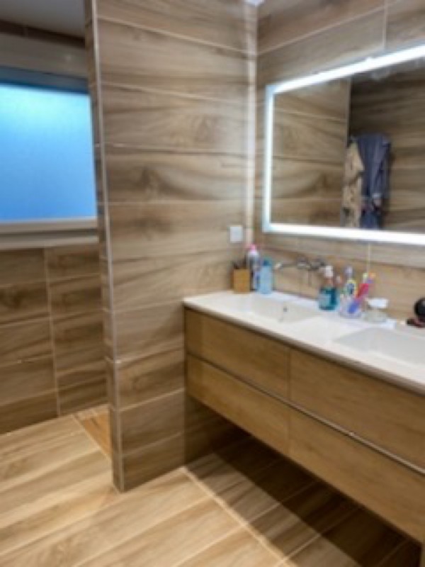 Pose d’un carrelage dans une salle de bain imitation bois sur Carry le Rouet