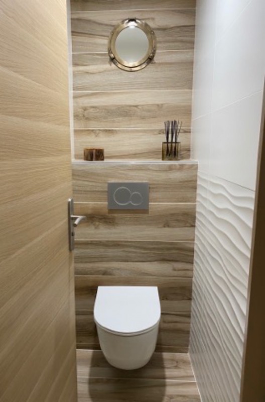 Pose d’un carrelage dans une salle de bain imitation bois sur Carry le Rouet