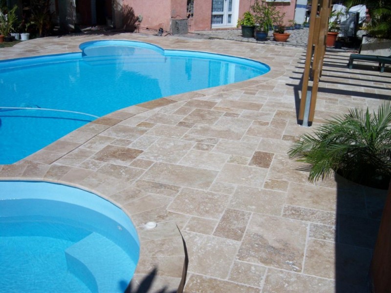 Assortissez vos margelles travertin aussi