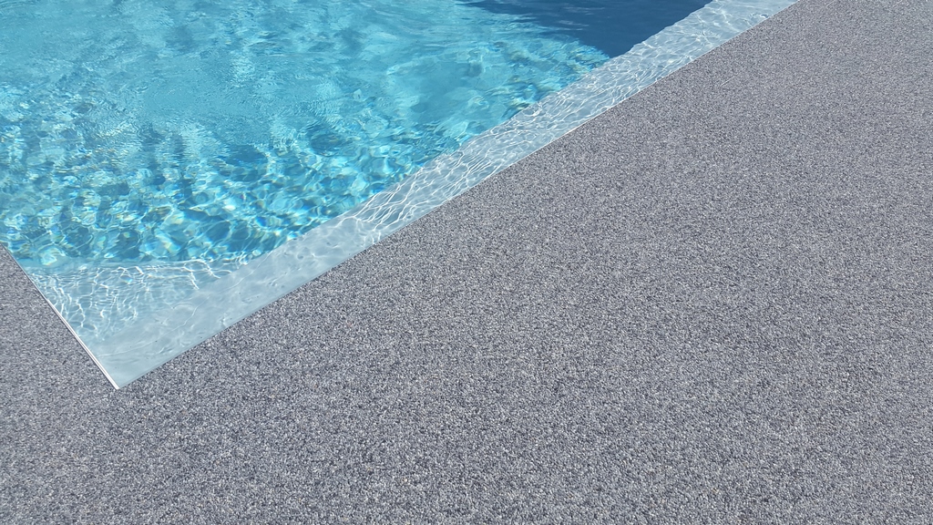 Vente de revêtement de sols en résine pour  piscine de marque Résinéo dans les Bouches du Rhône